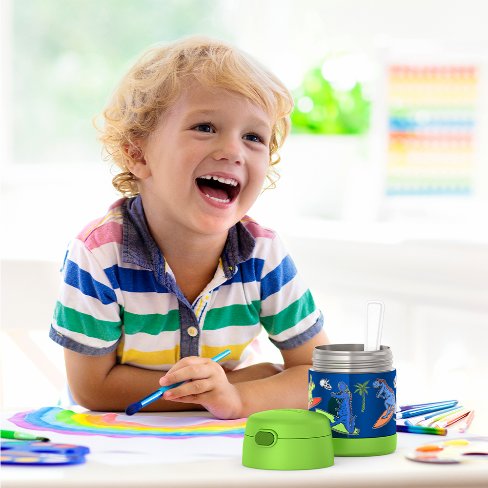 f3105dn_daringdinos_10ozfoodjar_prek_boys_lifestyle_pdp_f5ed2c03-c539-445c-a519-53e1d97c13b7-1.png