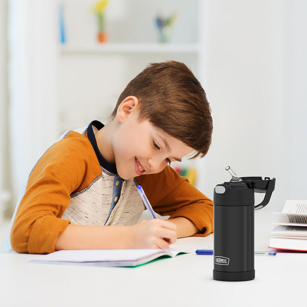 f4100bk_bottle_black_pres_lifestyle_1000x1000px_pdp.jpg